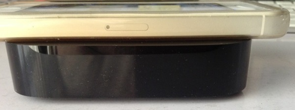 AppleTVとiPhone厚さ比較.jpg AppleTVとiPhone厚さ比較
