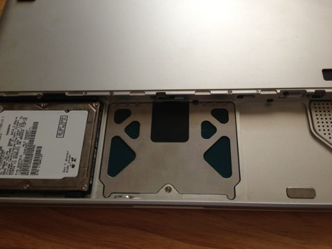 MacBook裏蓋とバッテリ除去1