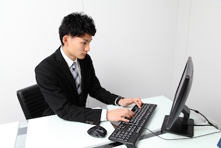 パソコンを使う若いビジネスマン