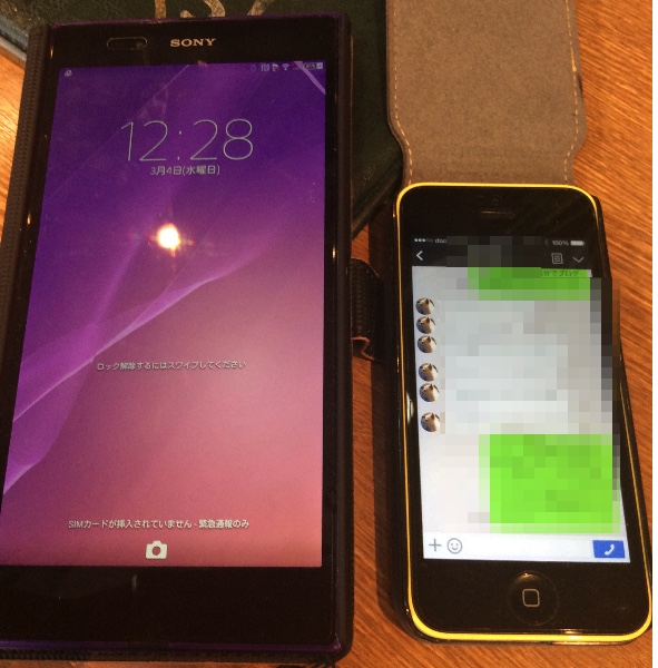 左はZ Ultra、右はiPhone5c